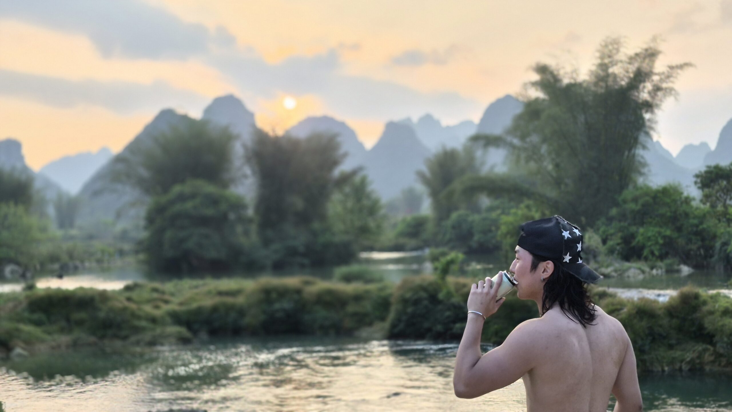 Du lịch Cao Bằng đi tắm Sông Quây Sơn làm lon bia
