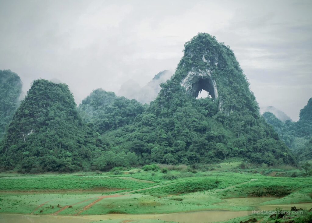 Núi Thủng Cao Bằng - Núi Mắt Thần