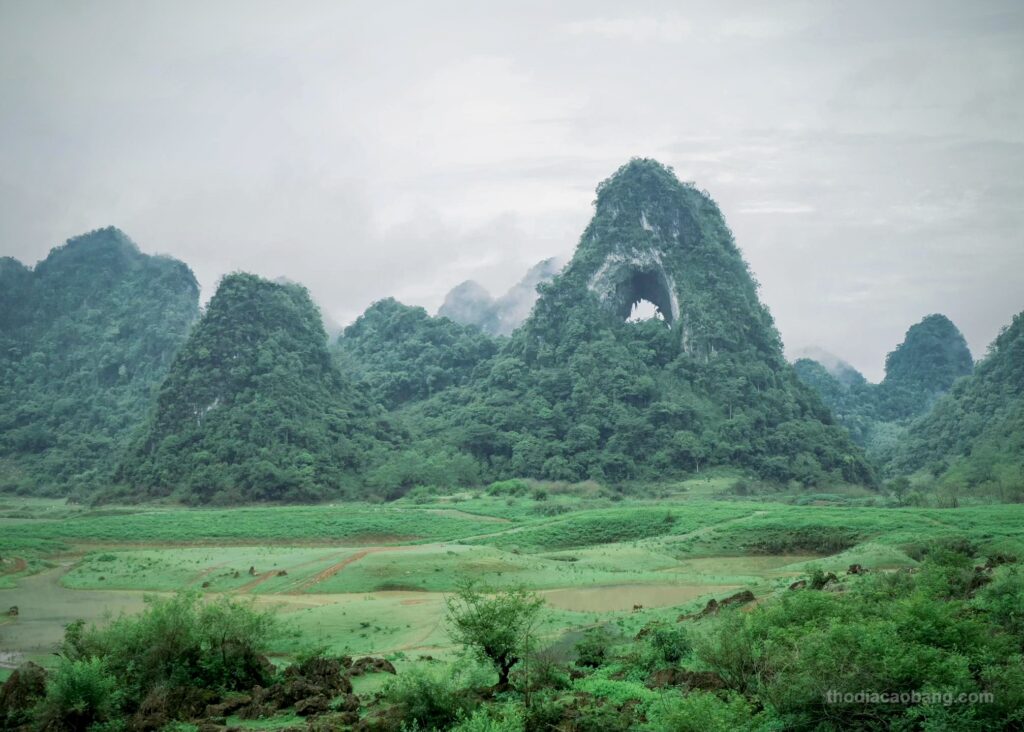 Núi Thủng Cao Bằng - Núi Mắt Thần