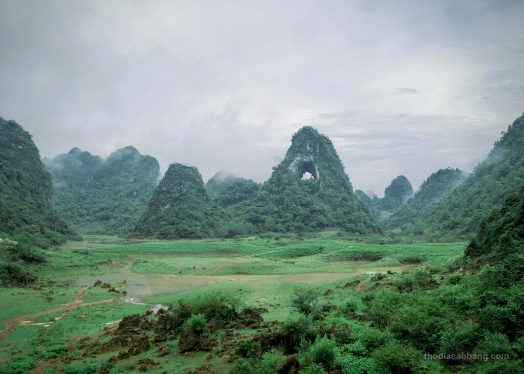Núi Thủng Cao Bằng - Núi Mắt Thần