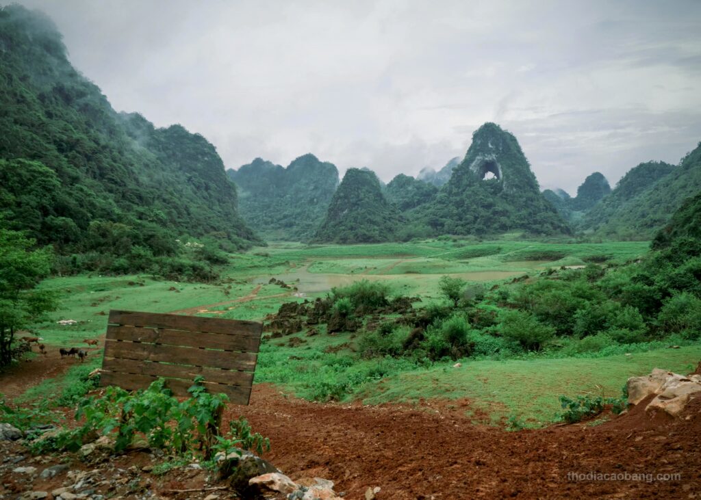 Núi Thủng Cao Bằng - Núi Mắt Thần