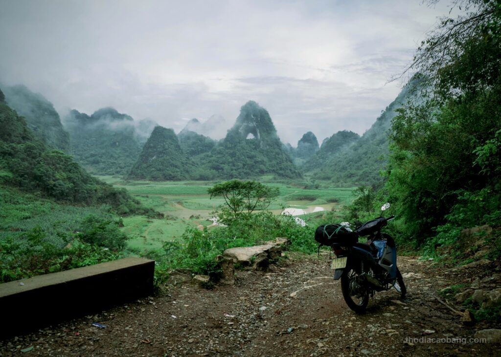 Núi Thủng Cao Bằng - Núi Mắt Thần