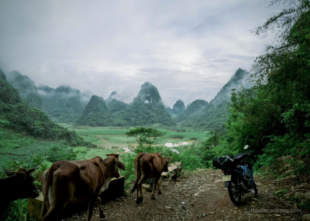 Núi Thủng Cao Bằng - Núi Mắt Thần
